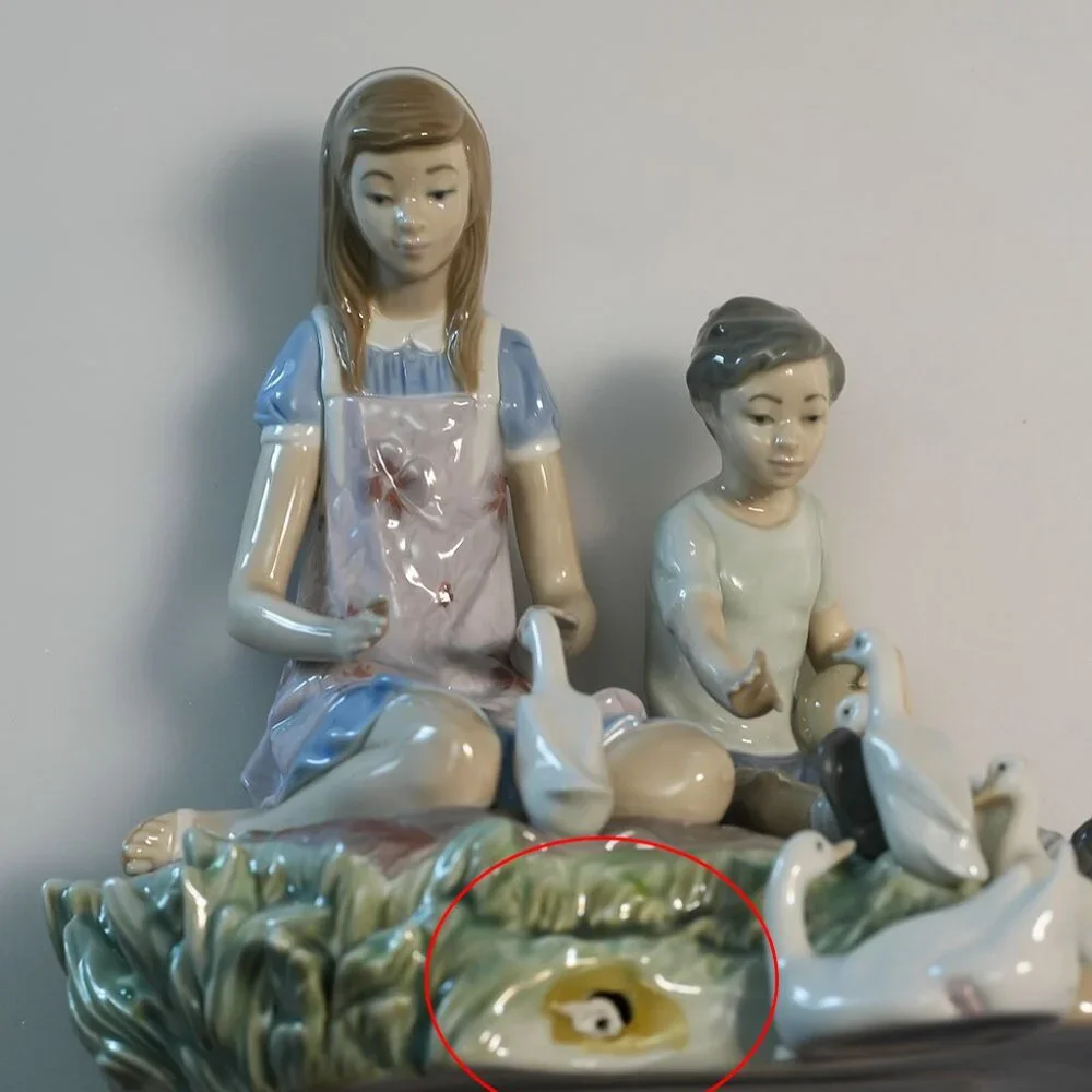 Lladró 5303, Playing with Ducks at Pond - Picture 4 of 7